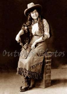 PHOTO OF A PRETTY COWGIRL WITH HER PISTOL,HAT & HOLSTER  