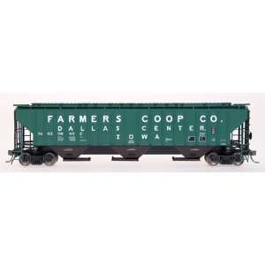    HO RTR 4750 3 Bay Covered Hopper, Farmers Coop: Toys & Games