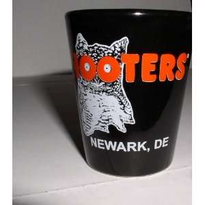  HOOTERS NEWARK DELEWARE BLACK 1 OZ SHOT GLASS Kitchen 