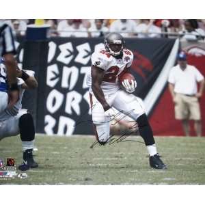  Carnell Williams Autographed Tampa Bay Buccaneers 16x20 