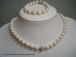 Dieses wunderschöne Perlenset besteht aus eine Kette und einem 